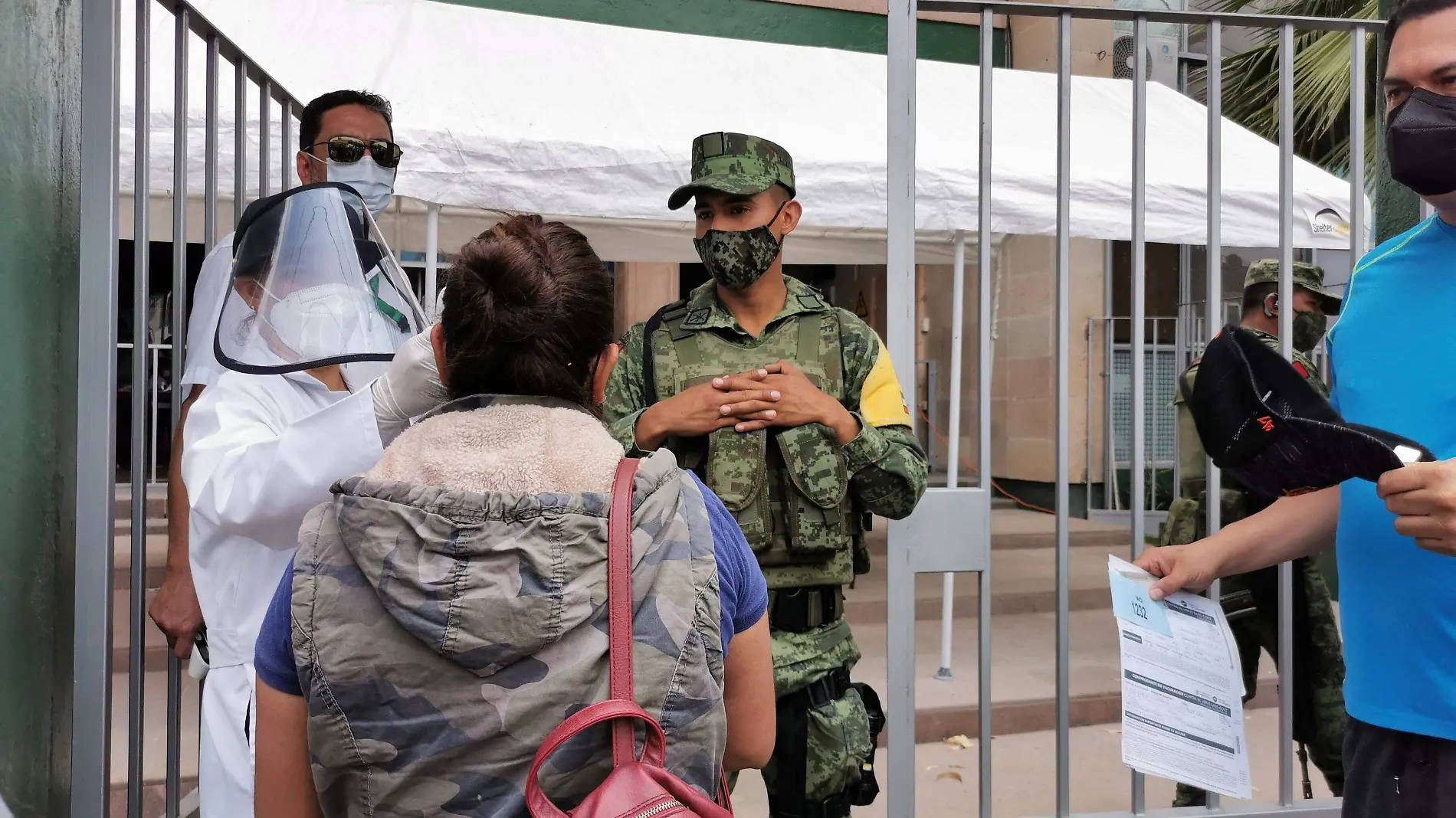 militares resguardan aplicación de vacunas 1